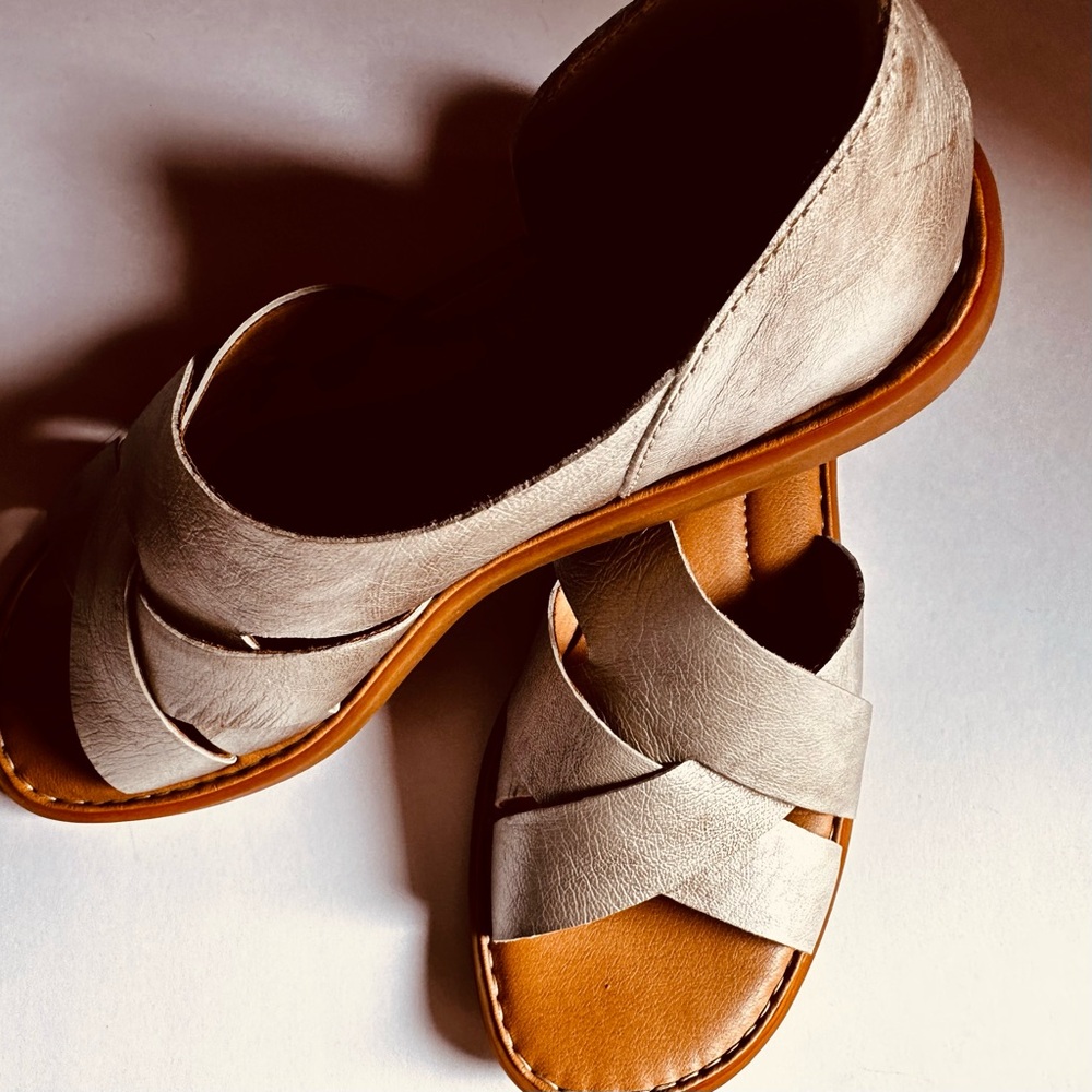 Børn Rosario Silver Metallic Leather Sandals Women’s Size 8M Comfort